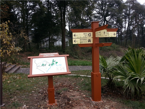 在現(xiàn)代大城市或一些鄉(xiāng)村道路上，合理的價(jià)格路標(biāo)隨處可見。盡管人們在日常生活中并不太注意他們，但大多數(shù)時(shí)候他們會(huì)快速瀏覽一下，獲取他們需要的信息，然后離開。甚至一些未開化的人也樂于破壞這種公共物品。為了引起人們對導(dǎo)視牌的注意，我們來介紹一下導(dǎo)視牌的具體功能。  首先，導(dǎo)視牌最基本的功能是作為路標(biāo)和導(dǎo)游卡，向來往的人們傳達(dá)各種信息，主要包括重要場所的內(nèi)部結(jié)構(gòu)、周圍道路和交通狀況的說明，以便人們能夠獨(dú)立、快速地找到正確的前進(jìn)方向，這在高速公路或國道上是常見的。不僅如此，它還可以作為一些著名旅游景點(diǎn)附近建筑的文化背景介紹或名人身份介紹的載體，有利于豐富游客的文化背景知識，是一種優(yōu)秀的文化宣傳手段。此外，標(biāo)有“禁止”字樣的標(biāo)識，如:禁止吸煙、禁止大聲喧嘩、禁止攝影等。有利于維護(hù)公共秩序，明確告知群眾哪些行為是不允許的，并對公眾產(chǎn)生約束作用。  其次，著名的導(dǎo)向標(biāo)識也是美化和豐富空間環(huán)境的工具。它可以填補(bǔ)視覺空白，同時(shí)還可以調(diào)節(jié)和緩解公眾的視覺疲勞。一些路標(biāo)將被設(shè)計(jì)得漂亮可愛，這實(shí)際上是對環(huán)境的一種點(diǎn)綴，使周圍的環(huán)境更加充滿活力和新鮮。眾所周知，如果你在高速公路上開很長時(shí)間，你會(huì)很累，因?yàn)橹車h(huán)境太單一。 然而，導(dǎo)向標(biāo)識可以給司機(jī)提供一定的距離或各種各樣的當(dāng)?shù)匦畔?，這可以使每個(gè)人的注意力暫時(shí)轉(zhuǎn)移，并很容易引起與車內(nèi)乘客的話題?？偠灾?，導(dǎo)視牌在人們的日常生活中非常重要。沒有它，人們將很難找到前進(jìn)的正確方向，空間環(huán)境將不會(huì)豐富和美麗。  因此，平時(shí)人們應(yīng)該愛護(hù)公共場所的導(dǎo)向標(biāo)識，不要讓它們成為自己享樂的代價(jià)，充分發(fā)揮它們的使用價(jià)值。